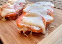 Torradas Rústicas de Queijo da Serra com Tomate e Presunto