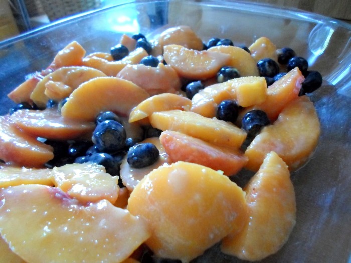iguaria-crocante-pessegos-mirtilos-espalhar-fruta