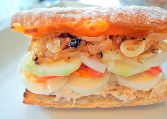 iguaria-sandes-de-atum-cebola-caramelizada