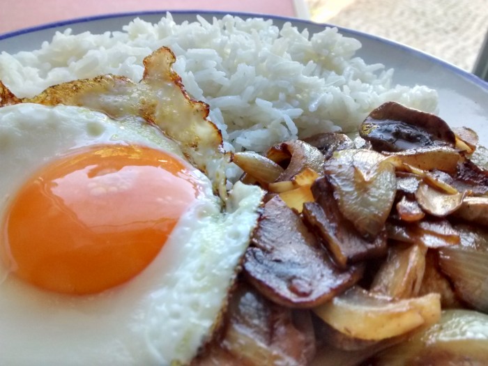 Ovo-Estrelado-Cogumelos-Salteados