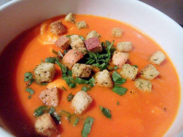 Sopa-de-Tomate-com-Ovos-Escalfados