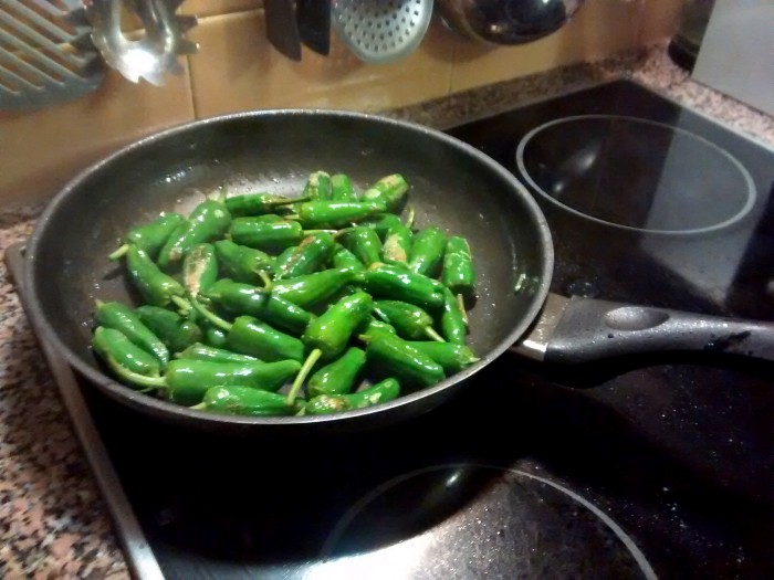 Comecar-a-Fritar-Pimentos-Verdes
