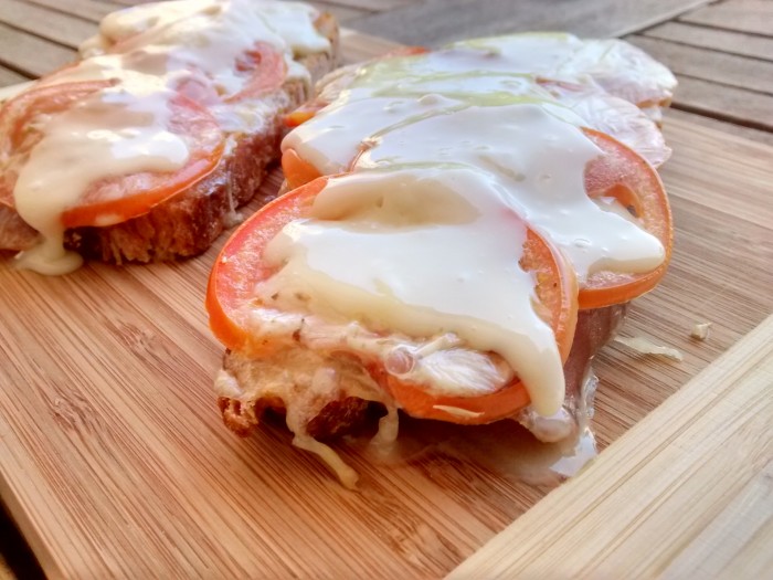 Torradas-Tomate-Queijo-da-Serra