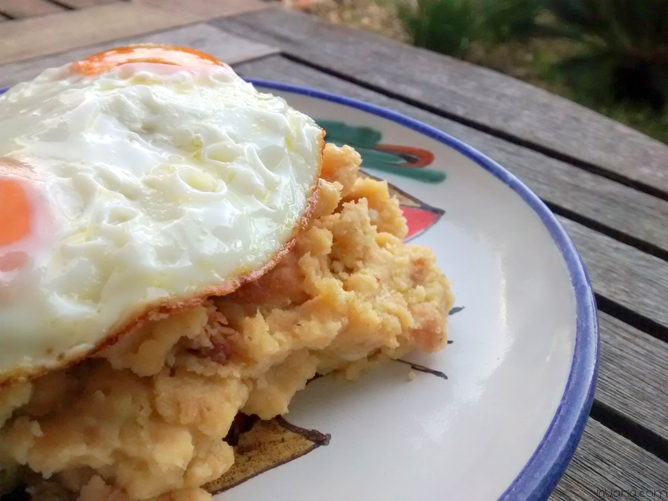 iguaria-migas-com-chourico-e-ovos-estrelados