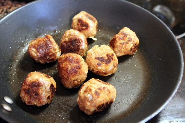 Noodles com Almôndegas e Ovo Estrelado · Iguaria! Receita ...