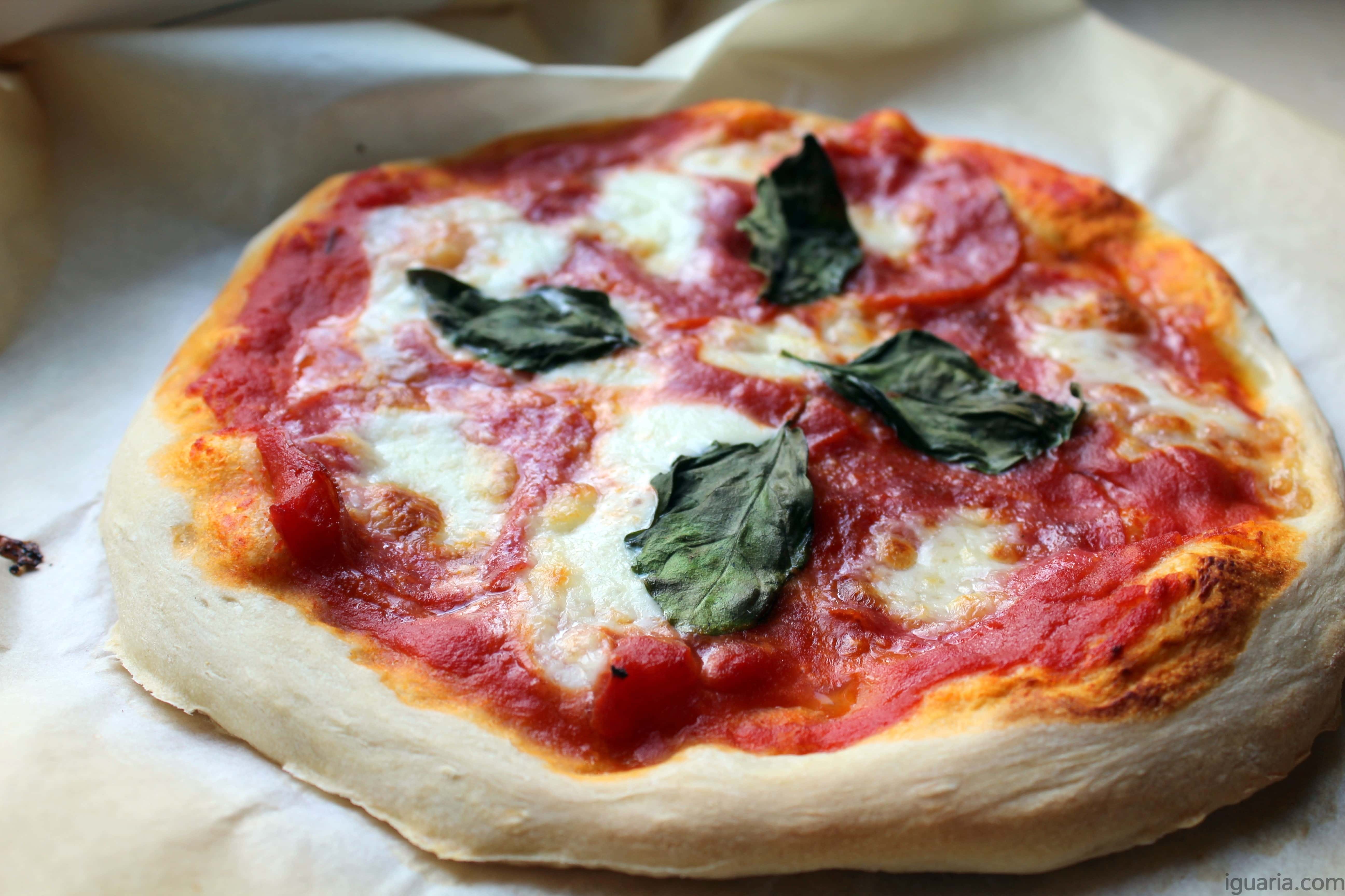 Pizza de Mozzarella e Salame • Iguaria! Receita e Culinária