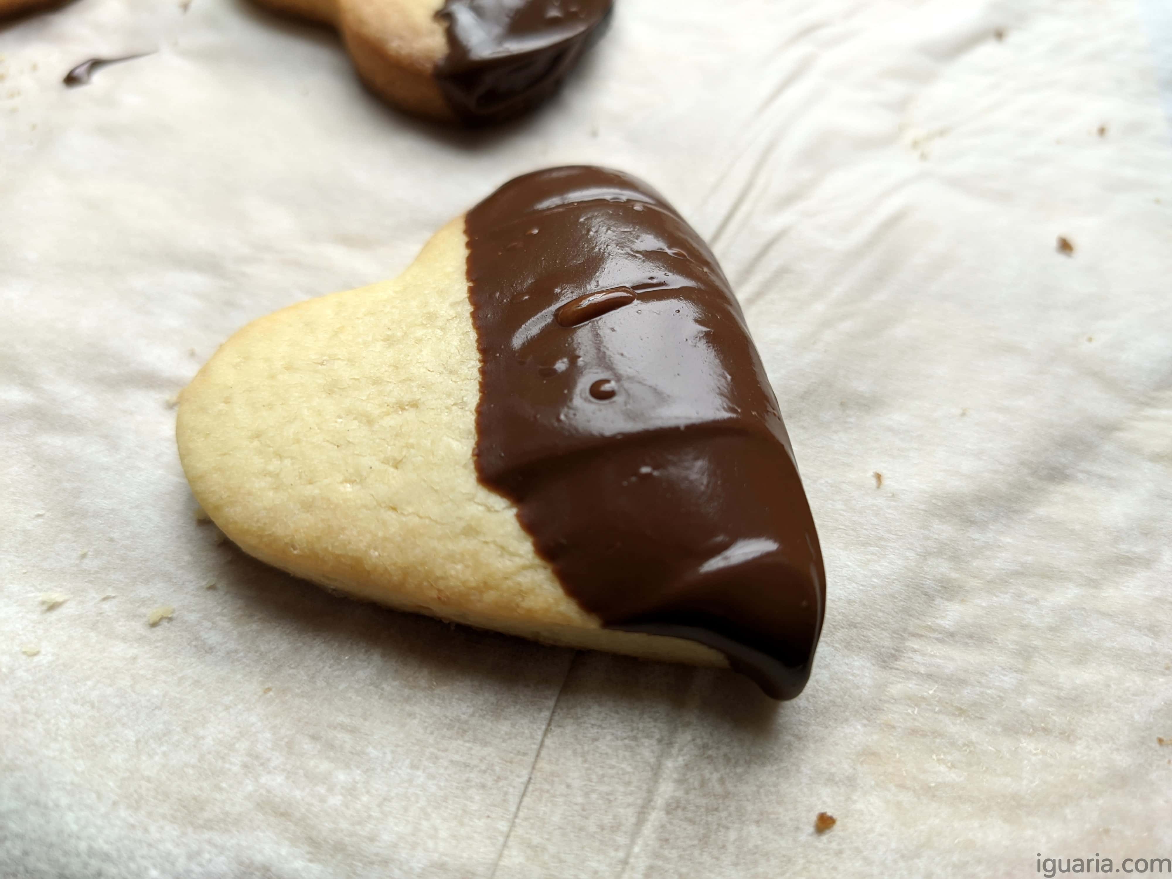 Biscoitos Coração com Chocolate • Iguaria! Receita e Culinária