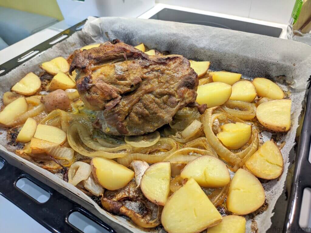 cacha-o-de-porco-no-forno-com-batatinhas-assadas-iguaria-receita-e